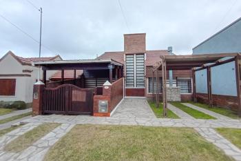 Duplex en venta, 4 ambientes, construido en 2 niveles, parque, parrilla, lavadero, dos baños completos, calle Valencia 165, Santa Clara del Mar